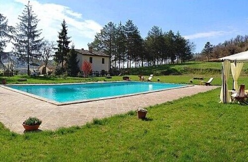 Montone House | Appartamento Aria B: A graceful apartment located on top of a small hill, with Free WI-FI.
