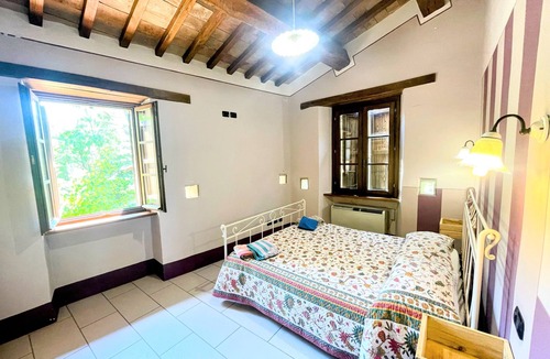 Spoleto Villa | Apt 2. Air con. Free car park. Infinity pool. Beautiful grounds. Sleeps 4