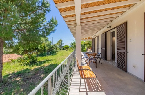 Madonna delle Grazie Villa | Artistic villa just a short walk from the sea.