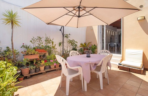 Terlizzi Apartment | Attica B&B – 'Red' Room with Shared Terrace, Wi-Fi, and Air Conditioning