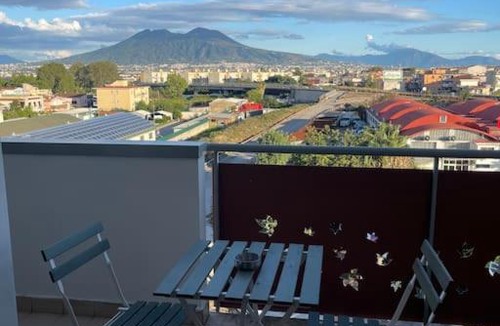 Casavatore Apartment | Attico vicino all Aeroporto con Parcheggio privato e 2 Bagni ELOWEN