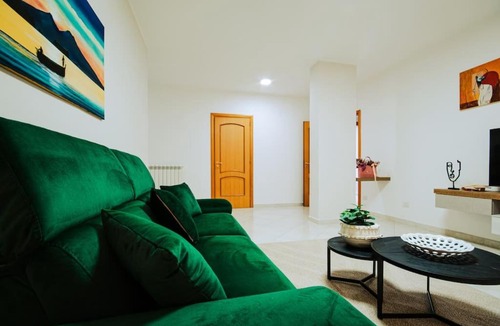 Casavatore Apartment | Attico vicino all Aeroporto con Parcheggio privato e 2 Bagni ELOWEN