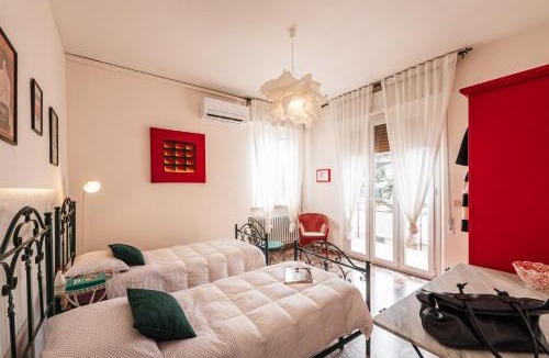 Senigallia Bed & Breakfast | B&B Casa Fuori Casa - 200 mt dal casello autostradale, parcheggio gratuito, garage moto
