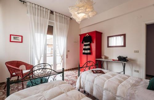 Senigallia Bed & Breakfast | B&B Casa Fuori Casa - 200 mt dal casello autostradale, parcheggio gratuito, garage moto
