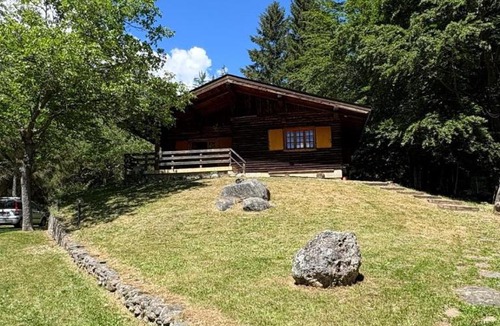 Salbertrand Ski Chalet | Baita immersa nel verde