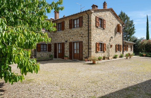 Civitella in Val di Chiana Villa | Beautiful private villa for 10 people with private pool, WIFI, TV, pets allowed and panoramic view