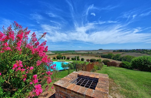 Monteroni d'Arbia Apartment | Beautiful apartment for 4 people with pool, WIFI, patio and panoramic view, close to Siena