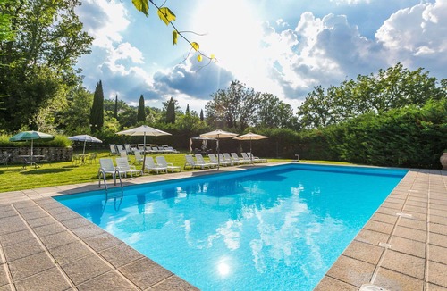 Badia Agnano Apartment | Beautiful apartment for 5 people with WIFI, pool, TV, patio, pets allowed and panoramic view
