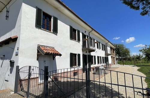 Villa Apartment | Beautiful apartment for 4 people with WIFI, TV, terrace and panoramic view, close to Asti