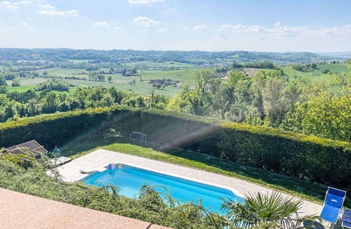 Portacomaro Apartment | Beautiful apartment for 8 people with A/C, WIFI, pool, TV, terrace, pets allowed and panoramic v.