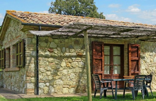 Pomarance Apartment | Beautiful apartment for 4 guests with WIFI, pool, TV, patio, pets allowed and parking