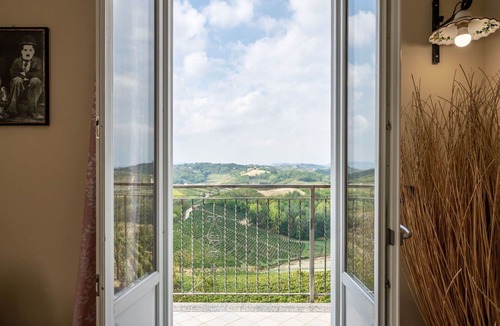 Vinchio Apartment | Beautiful apartment for 5 guests with WIFI, A/C, pool, TV, terrace, pets allowed and panoramic v.