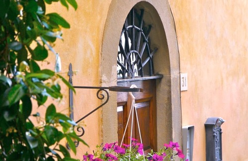 Cortona Old Town Apartment | Beautiful apartment for 3 people with hot tub, WIFI and TV