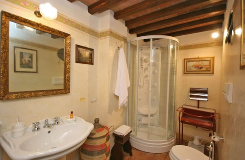 Cortona Old Town Apartment | Beautiful apartment for 3 people with hot tub, WIFI and TV