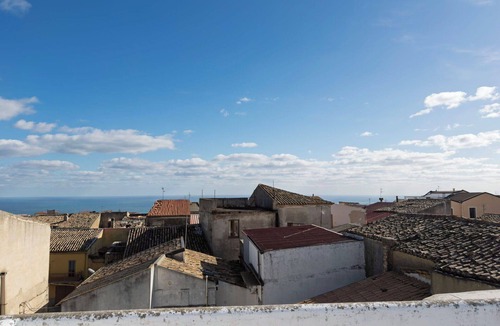 Strongoli Apartment | Beautiful apartment for 7 guests with WIFI, patio and pets allowed