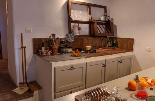 Pergine Valdarno House | Beautiful private villa for 2 guests with WIFI, A/C, hot tub, TV and pets allowed, close to Arezzo
