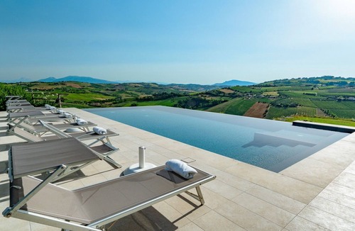 Ripatransone Villa | Beautiful private villa with private pool, WIFI, A/C, TV, patio, pets allowed and panoramic view