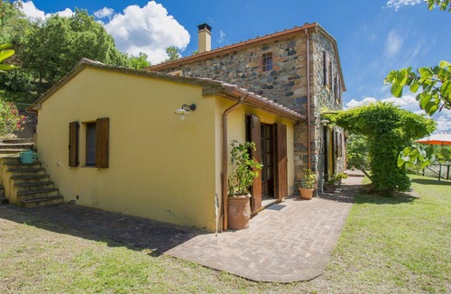 Riparbella House | Beautiful private villa for 6 guests with WIFI, TV, patio and pets allowed