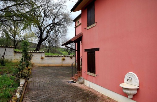 Bellante Villa | Beautiful private villa for 8 guests with WIFI, TV, patio and pets allowed, close to Teramo