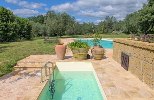 Sorano House | Beautiful private villa for 20 people with WIFI, private pool, patio and pets allowed