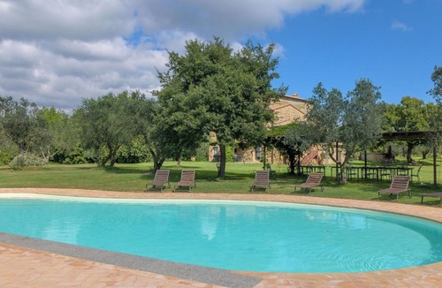 Sorano House | Beautiful private villa for 20 people with WIFI, private pool, patio and pets allowed