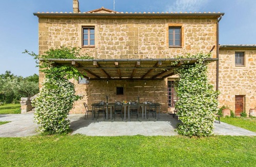 Sorano House | Beautiful private villa for 20 people with WIFI, private pool, patio and pets allowed