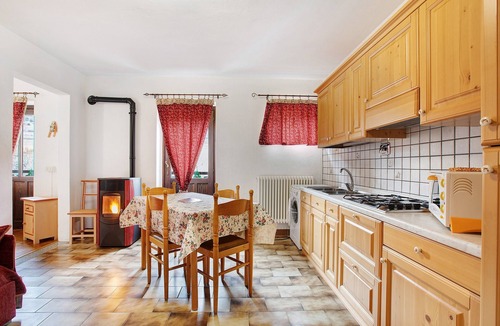 Saint-Denis Apartment | Becca D'Aver Apartment with Mountain View, Shared Garden, and Wi-Fi