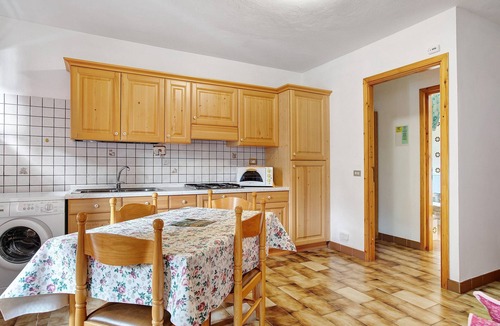 Saint-Denis Apartment | Becca D'Aver Apartment with Mountain View, Shared Garden, and Wi-Fi