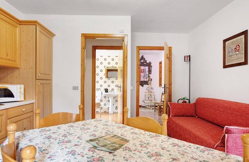 Saint-Denis Apartment | Becca D'Aver Apartment with Mountain View, Shared Garden, and Wi-Fi