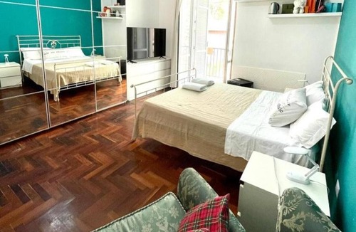 Posillipo Bed & Breakfast | Bed and Breakfast 'Decimo 28' with Balcony, Wi-Fi and Air Conditioning