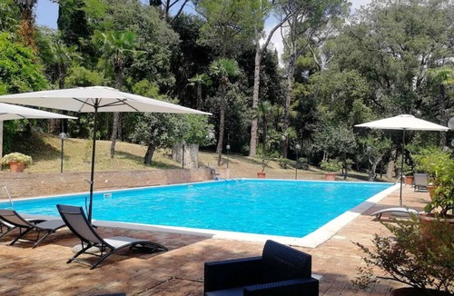 Treia House | Bedroom 2 pers, private bathroom in historical Villa with swimming pool