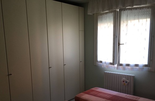 Castel San Pietro Terme Apartment | Bedroom with two single beds