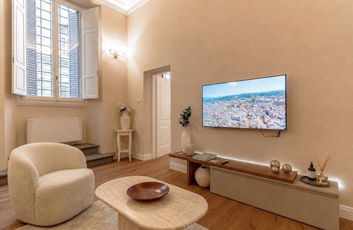 Santa Croce Apartment | Bella Benci Frescoed Apartment Central Florence near Uffizi and Ponte Vecchio