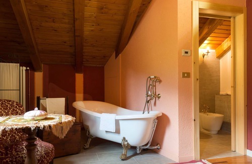 Villair-Amerique Bed & Breakfast | Bizet Suite: Passion and Charm in "Red"