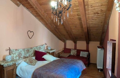 Villair-Amerique Bed & Breakfast | Bizet Suite: Passion and Charm in "Red"