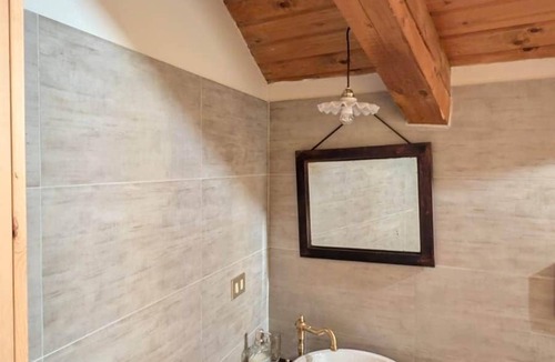 Villair-Amerique Bed & Breakfast | Bizet Suite: Passion and Charm in "Red"