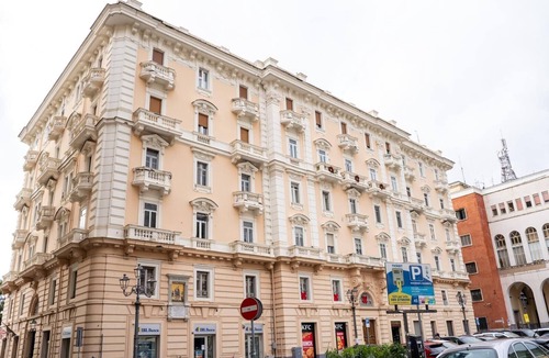 Historical Downtown Salerno Apartment | Blue Dream Suites – Minori Room with Wi-Fi and Air Conditioning