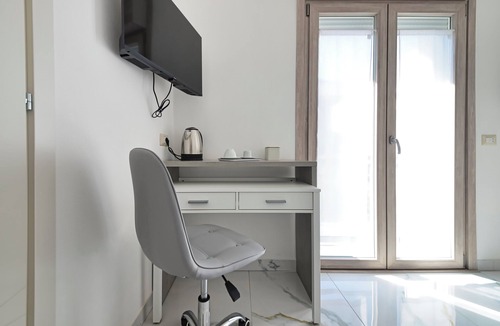 Rho House | BRAND NEW ROOM WITH PRIVATE BATHROOM, WIFI AND BALCONY