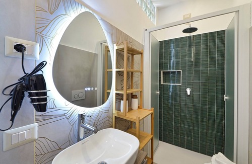 Rho House | BRAND NEW ROOM WITH PRIVATE BATHROOM, WIFI AND BALCONY