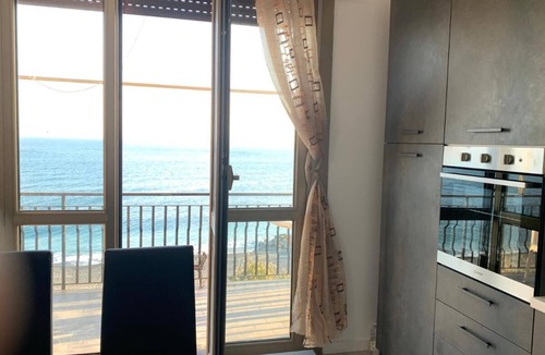 Cogoleto House | Breathtaking views of the beach