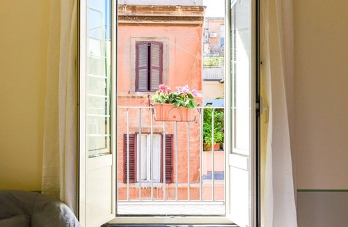 Monti Apartment | Bright and Comfy 3 bedroom apt in Monti