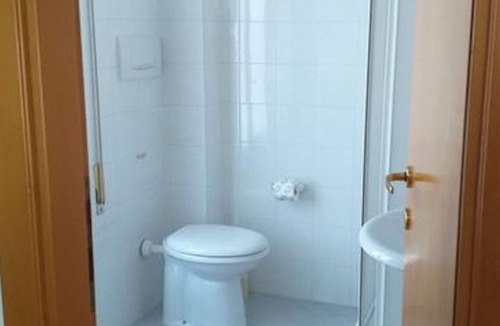 Pineto Bed & Breakfast | Bright quadruple room a stone throw from the sea