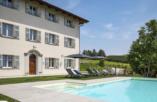 Cherasco Apartment | Bright studio 5 with swimming pool in a period villa in the Barolo area