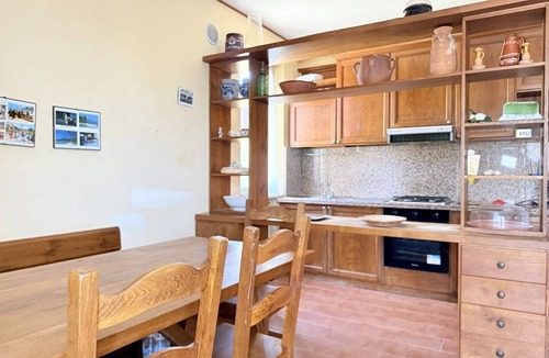 Camerano Villa | C015 – Camerano – Three-story villa with garden