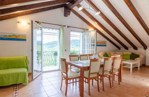 San Massimo Apartment | Ca du Pescou Charmantes Dachgeschoss in San Massimo by Interhome