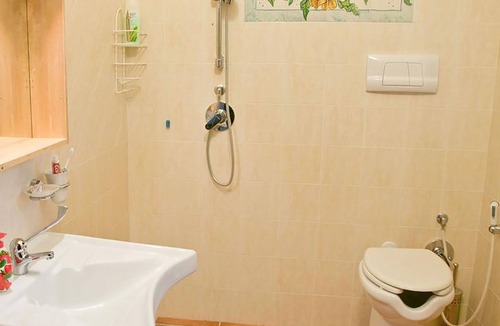 Laureana Cilento House | camellia room with bathroom for the disabled