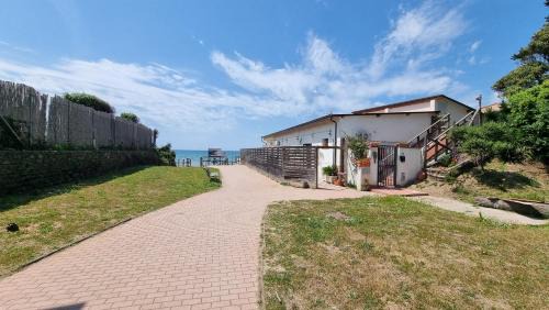 Fondi House | CAMERA SUL MARE con OMBRELLONE