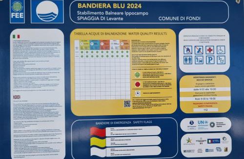 Fondi House | CAMERETTA SUL MARE con OMBRELLONE