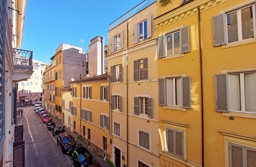 Monti Apartment | Capocci - 2br In Rione Monti By Halldis
