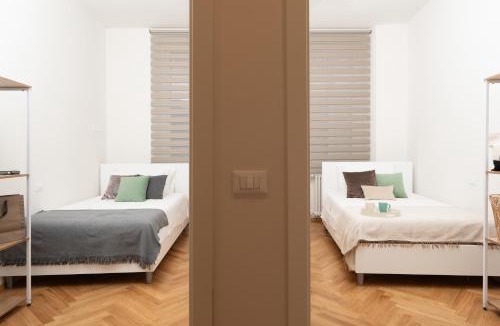 Old Town Apartment | Caporali 23 - 3 Bedrooms with Balcony - ItalyWeGo
